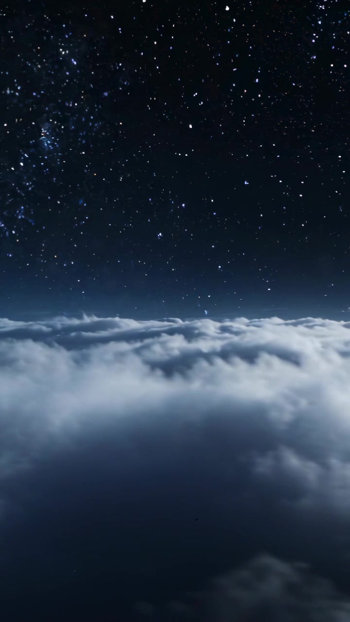 Vertikal video: Drivende vinddrevet skybanke omformes over skydække, Mælkevejsbånd synligt.