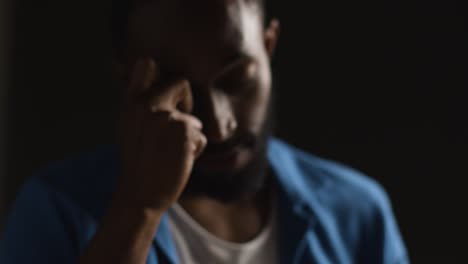 retrato de un hombre que lucha con problemas mentales o emocionales 5