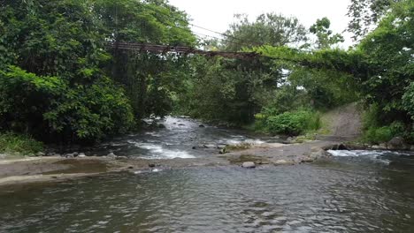 Río-A-Través-De-La-Selva,-Costa-Rica,-Reserva-Natural-Pura-Vida