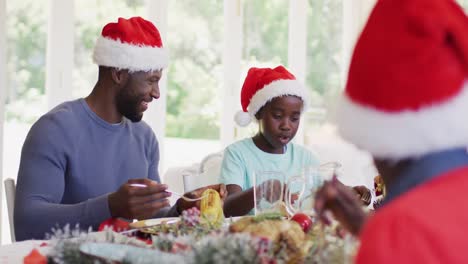 Afroamerikanischer-Vater,-Der-Seinem-Sohn-Essen-Auf-Dem-Teller-Serviert