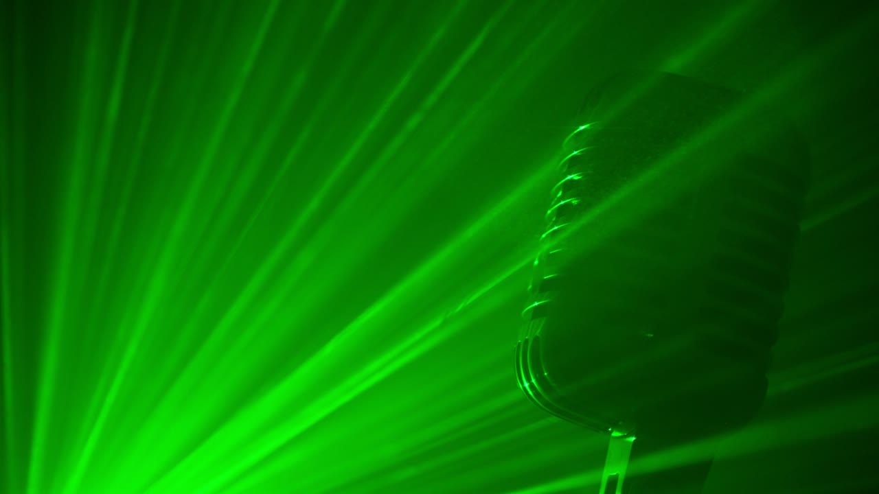 micrófono vintage con luces de discoteca en el escenario. actuación en vivo o concepto de karaoke.