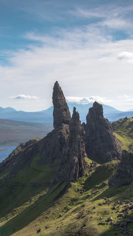 Old-Man-Of-Storr-Rock-Auf-Der-Isle-Of-Skye,-Schottland-An-Einem-Sonnigen-Tag-In-Vertikaler