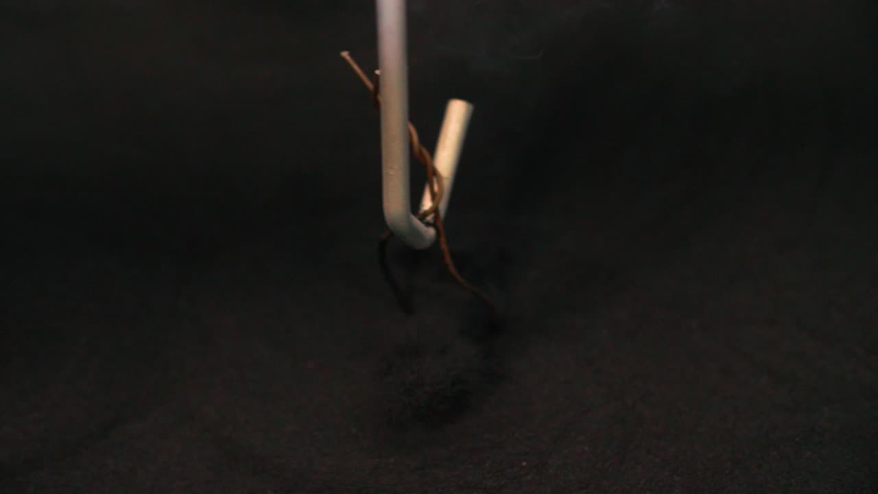 가열된 금속은 테플론 분말 코팅 용기에 들어가 새로운 코팅을 적용합니다.