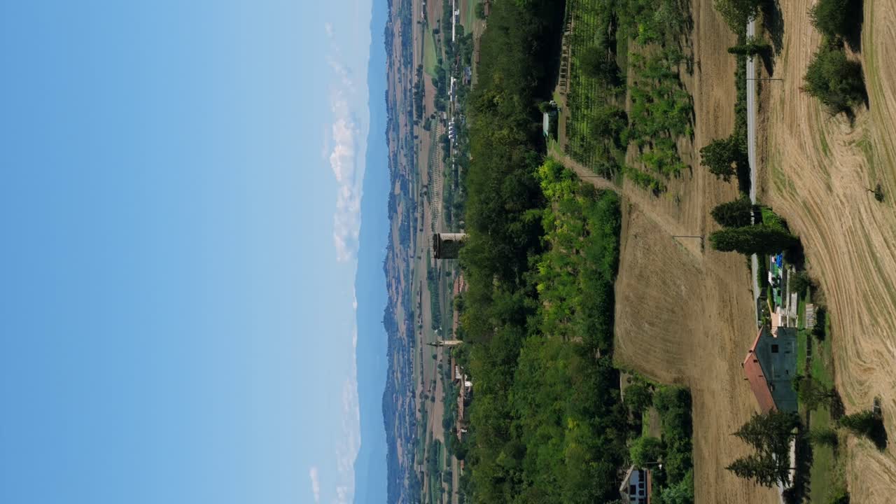 이탈리아 북부 피에몬테 지방 의 매력적 인 마을 과 교회 인 비냐레 몬페라토