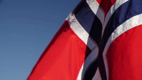 una bandera noruega ondeando en el viento