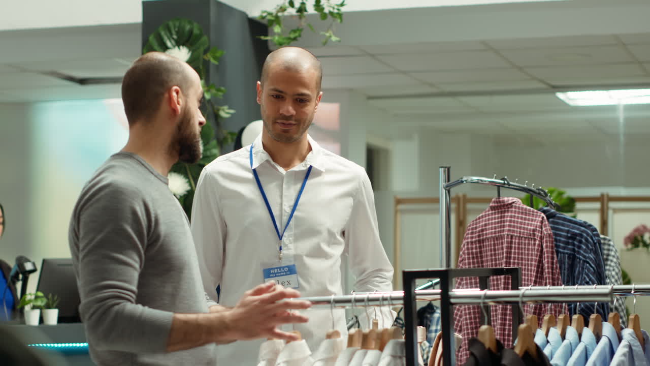 cliente interactuando con un asociado de ventas en una tienda de ropa