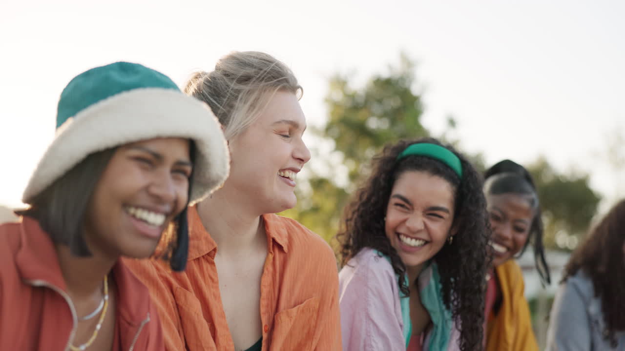 친구, 그룹 및 웃음과 함께 야외 농담