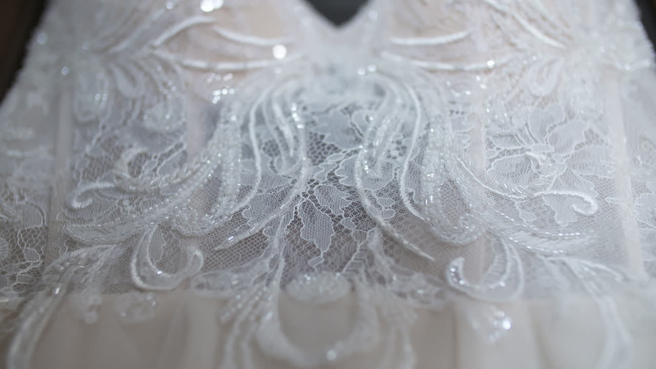 Dettaglio in primo piano dell'abito da sposa 1
