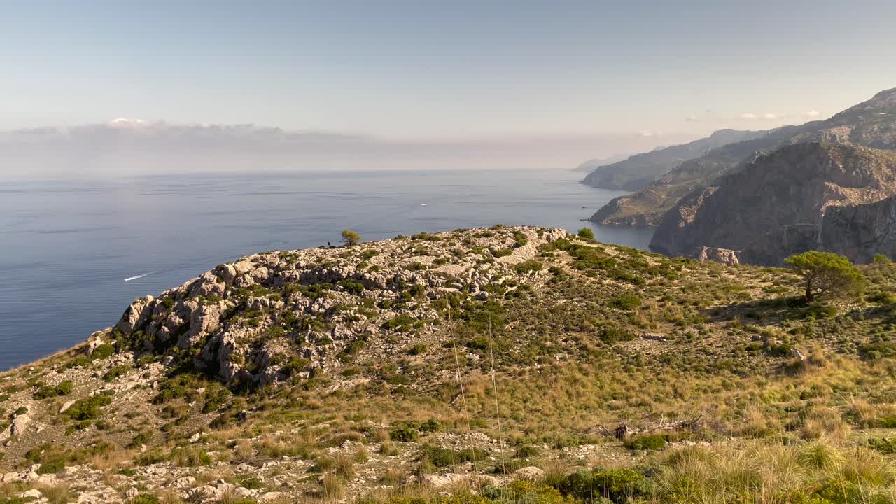 Vista su catena montuosa e mare a Fondal de Ses Basses, Maiorca, Spagna, Inclinazione
