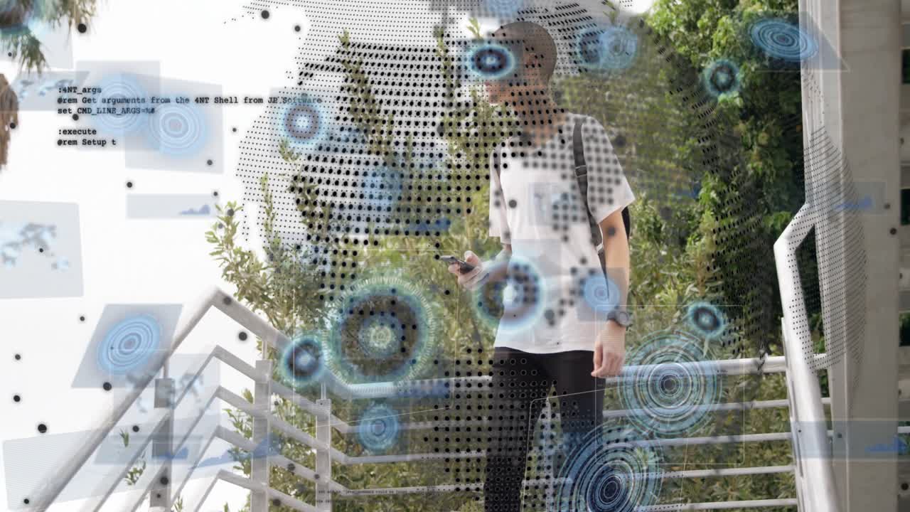 Video verticale: Uomo adulto che cammina su scale di metallo, con una sovrapposizione che esorta a controllare telefono e zaino, e spazio per il testo.