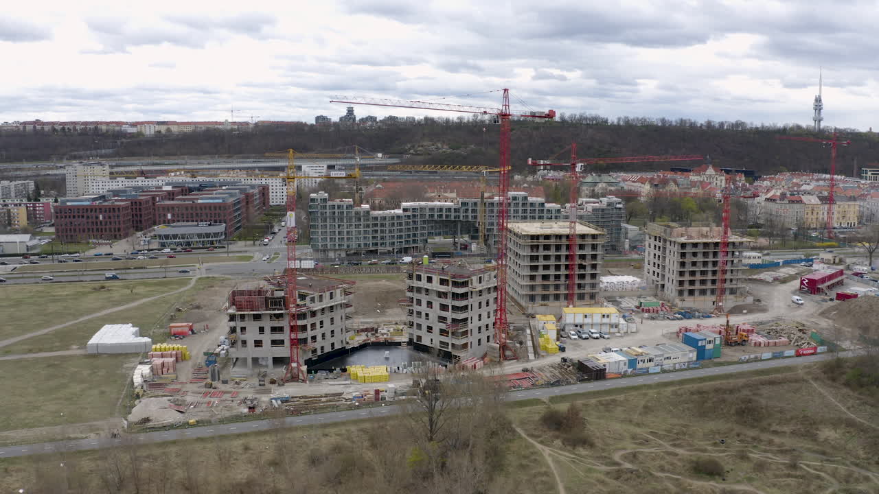 sitio de construcción con grúas torre en la ciudad de praga, tráfico de automóviles detrás