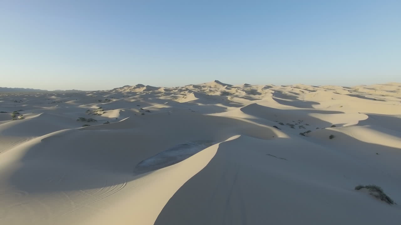 panorama aéreo de un desierto de dunas blancas casi infinito, con un cielo azul claro