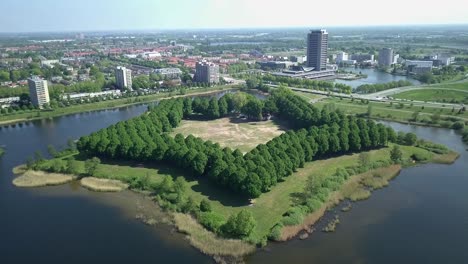 Imágenes-Aéreas-Del-Parque-Histórico-De-La-Ciudad-En-Forma-De-Estrella-En-Europa-Holanda-Con-La-Ajetreada-Ciudad-Al-Fondo