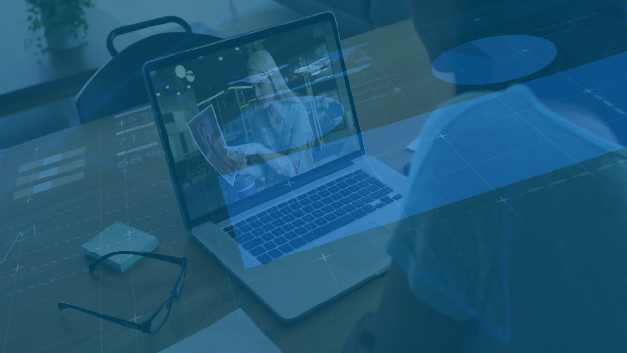 animación de la interfaz infográfica sobre diversos colegas que discuten a través de una llamada de video en una computadora portátil