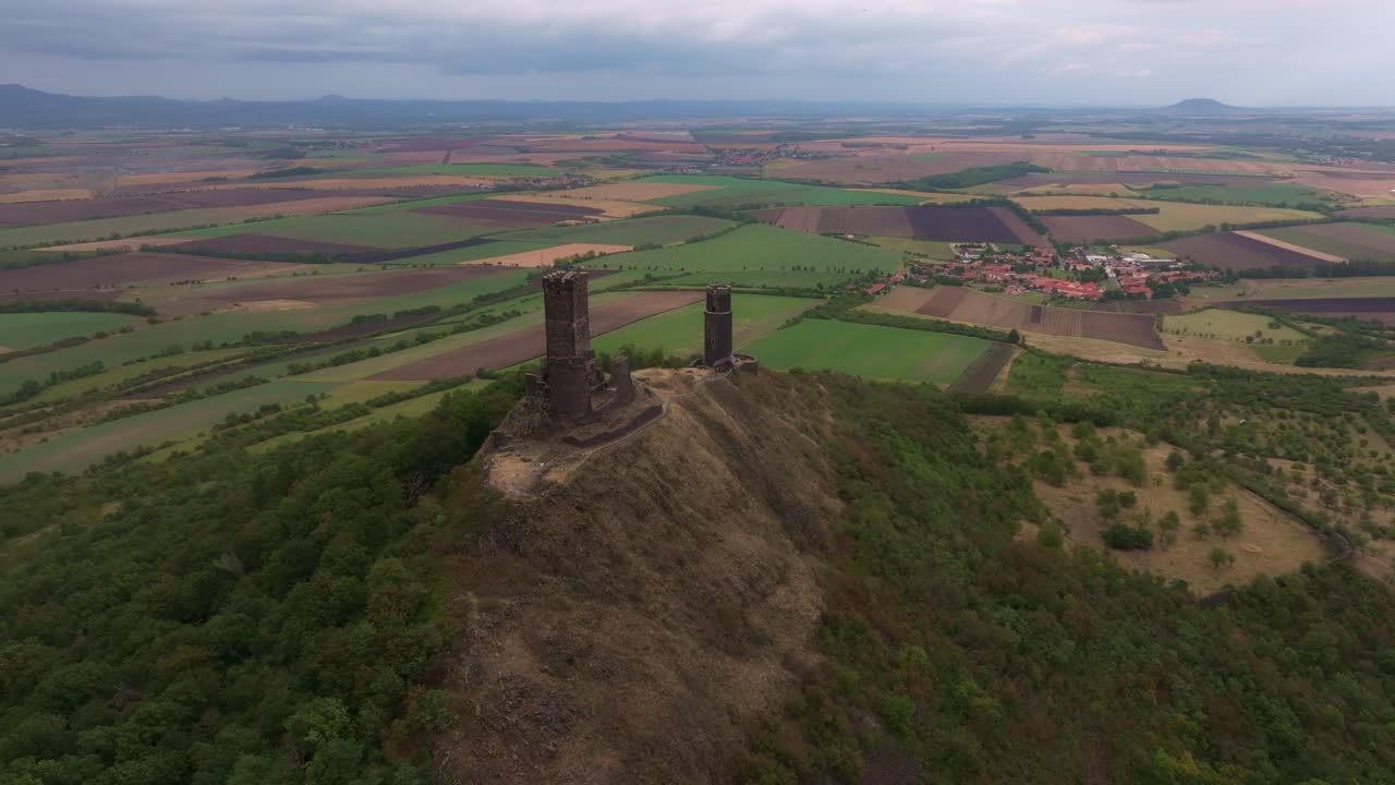 Naturskønt luftfoto af Hazmburk slotsruiner på en bakke, Klapy, Tjekkiet