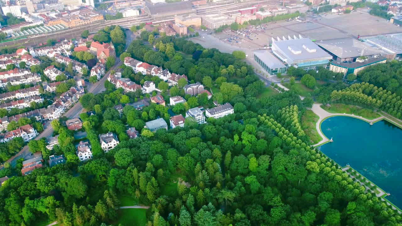 브레멘 시의 항공 fpv 드론 영상 브레멘은 독일 북부 지역의 주요 문화 및 경제 중심지입니다.