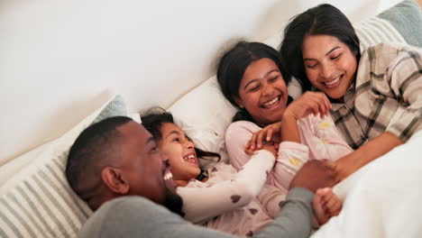 Divertido,-Familia-Y-Niños-En-El-Dormitorio