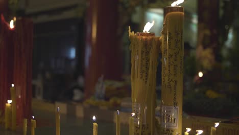 velas en el templo taoísta en bangkok