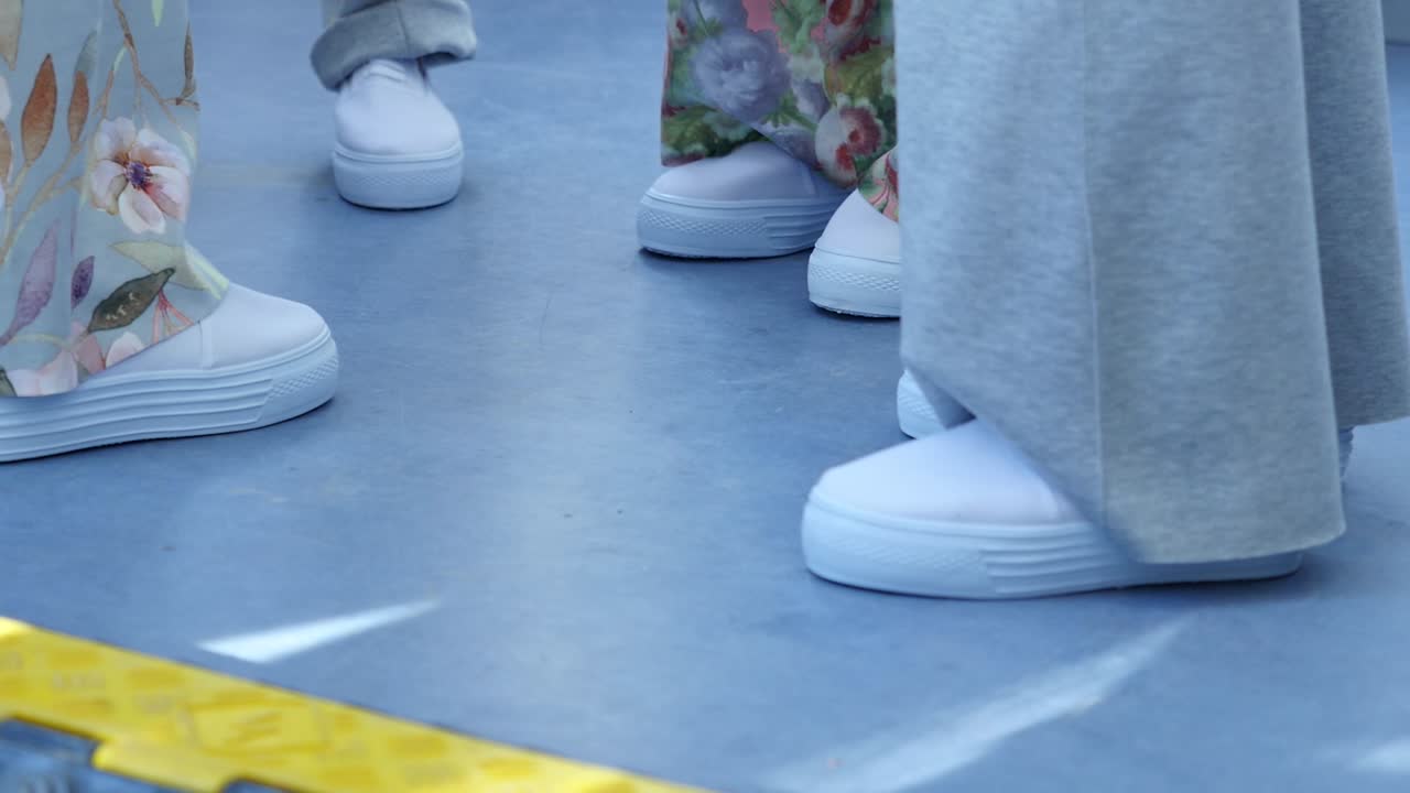 세련된 발과 플랫폼 신발