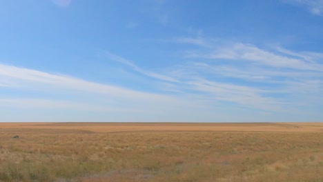 pov par la fenêtre du passager tout en conduisant à travers la zone agricole des hautes terres de l'okanogan, dans le centre-nord de l'état de washington