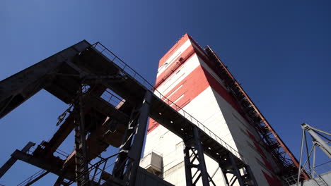 torre industrial con estructuras metálicas