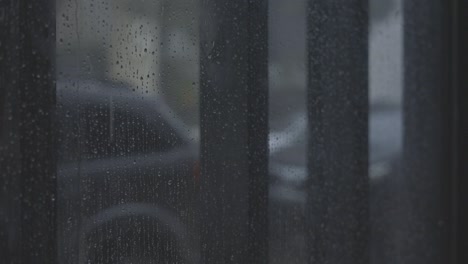 gotas de lluvia reales deslizándose en el vidrio de la ventana, c-log color crudo, 4k
