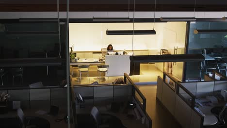 joven mujer de negocios trabajando en una oficina vacía, vista elevada