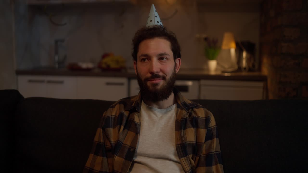 hombre con un sombrero de fiesta