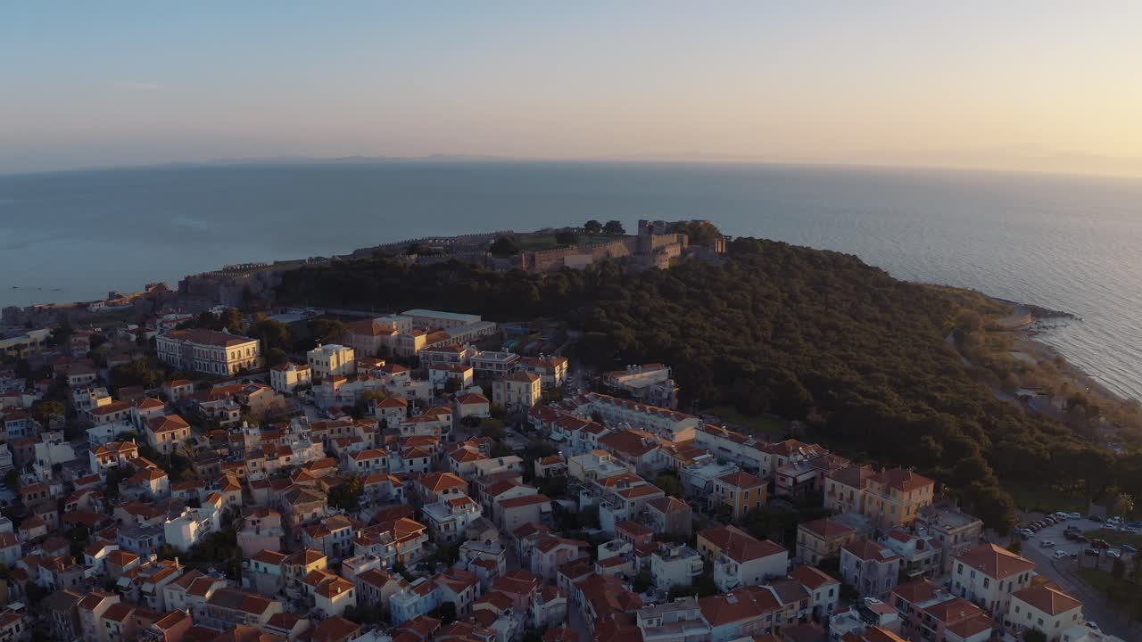 Tramonto infuocato sul vecchio Castello di Mitilene nell'isola di Lesbo, Grecia. La bellissima città di Mitilene, Grecia. - ripresa aerea con drone.