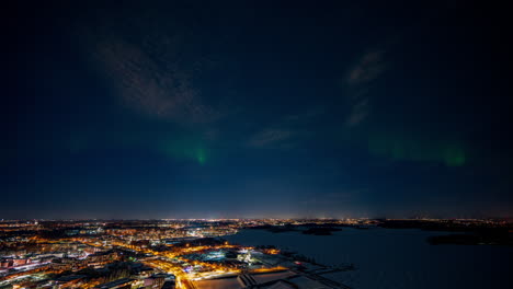 lapso de tiempo de la tormenta geomagnética por encima de la contaminación lumínica del paisaje urbano de helsinki