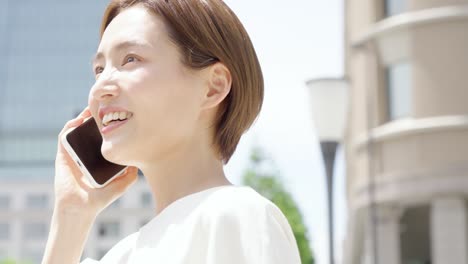 스마트폰으로 대화하는 여자