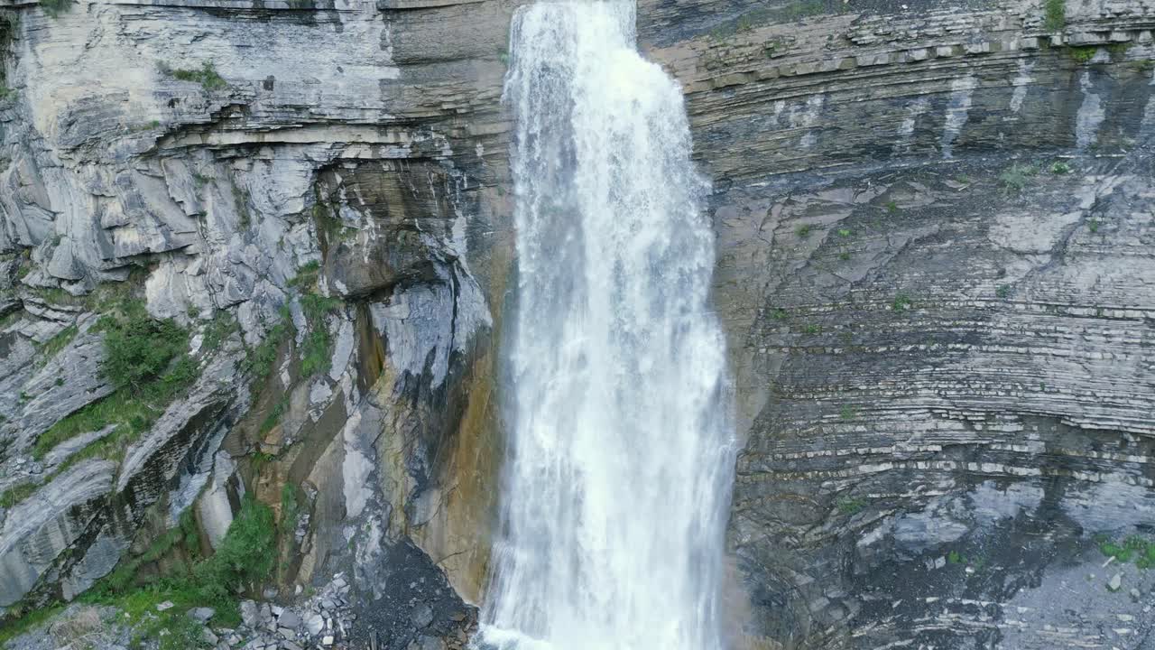 cascada de sorrosal en el acantilado durante el día
