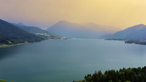 Tegernsee-Bei-Sonnenuntergang-Mit-Dämmerungsschein-über-Den-Alpen