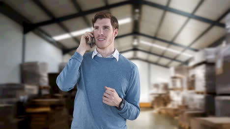 animación de un hombre hablando en un teléfono inteligente con pilas de cajas en un almacén