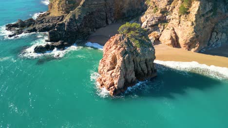 Felsenklippen-Mitten-Im-Mittelmeer,-Blauer-Unberührter-Strand,-Türkisfarbenes-Paradies-Tamariu-Begur