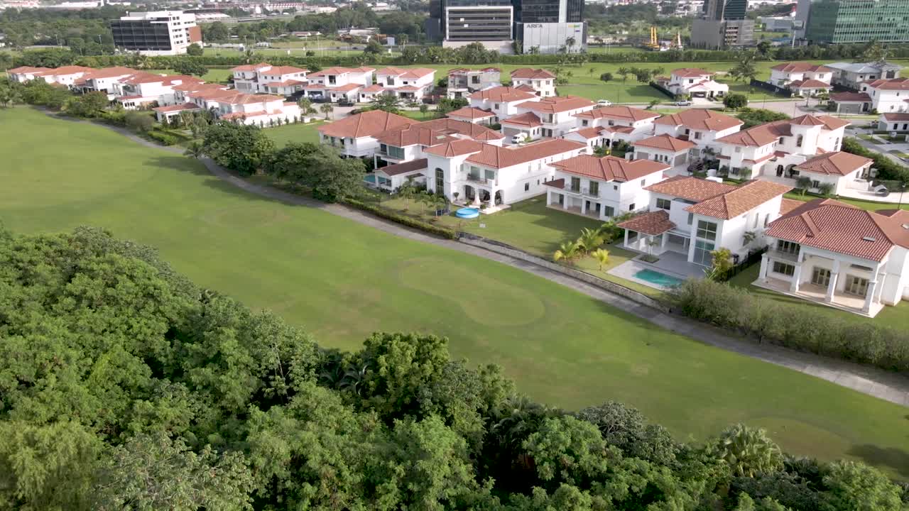 vista real de casas de lujo con piscina al lado del campo de golf.