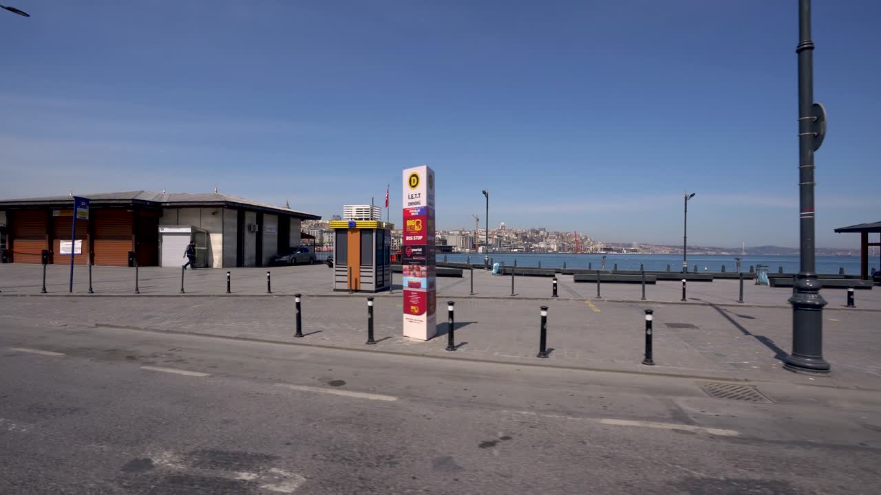 eminonu sirkeci banda de estambul en el toque de queda por la pandemia de covid-19. yeni camii