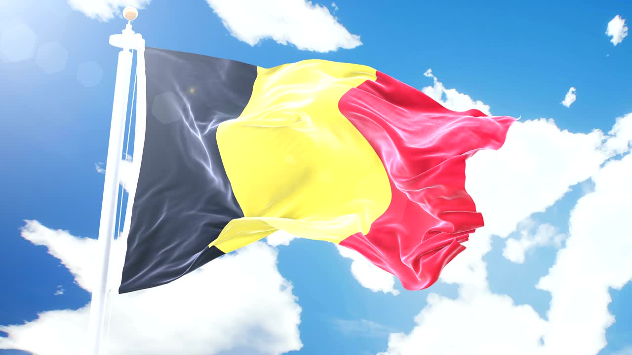 реалистичный флаг бельгии, размахивающийся на фоне облаков. беспрепятственный цикл в разрешении 4k с подробной текстурой ткани.