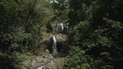 Una-Hermosa-Cascada-Que-Cae-En-La-Isla-Tropical-De-Tobago.