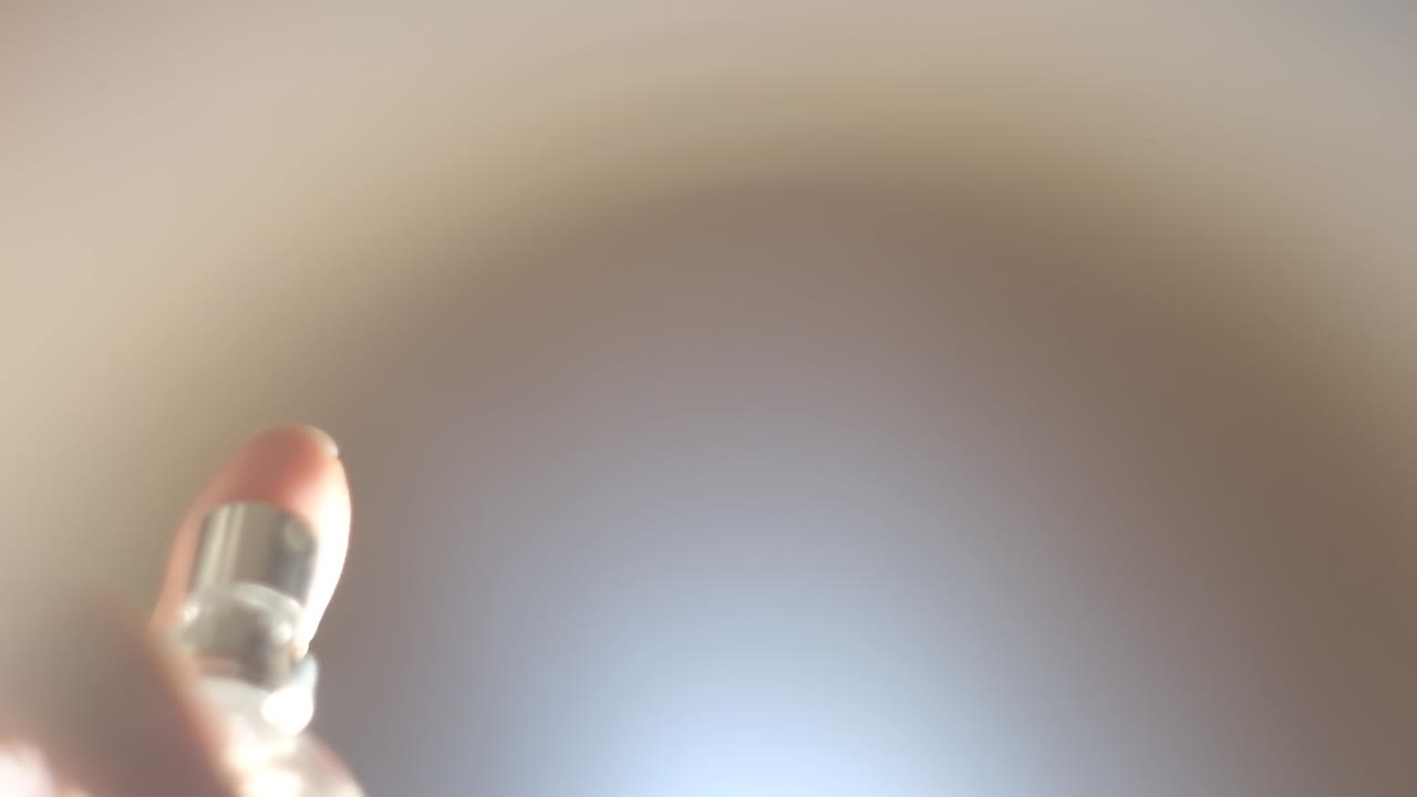 香水を塗っている女性