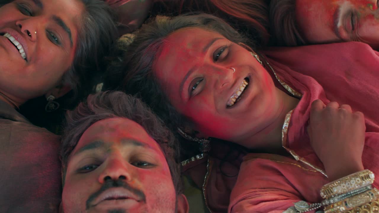 gente multiétnica celebrando el festival de los colores holi en la india