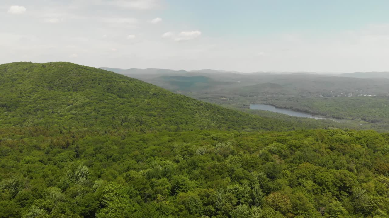 lento sobrevuelo aéreo sobre un vasto bosque verde en el norte del estado de nueva york montañas adirondack