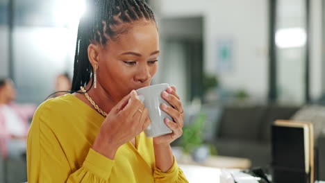 Geschäft,-Kaffee-Und-Schwarze-Frau-Im-Büro-Von