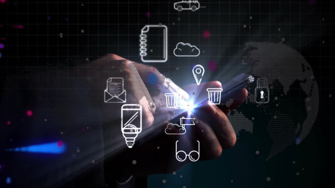 Sosteniendo un smartphone, tocando una ráfaga de luz chispeante mientras iconos emergen y orbitan formando un holograma