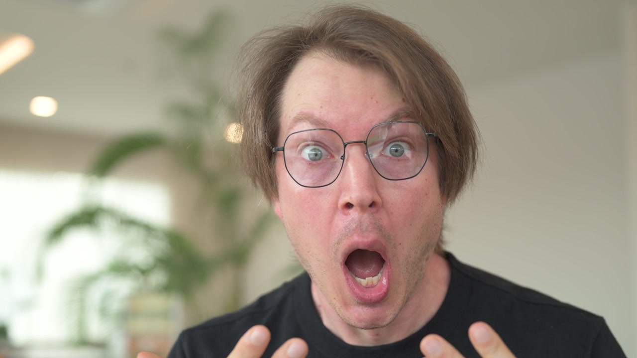 Ritratto di un uomo nordeuropeo scandinavo scioccato, seduto in un caffè o ristorante.