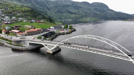 sogndal loftesnes brug in noorwegen - luchtbeweging achteruit boven de zee en brug met passerende auto's