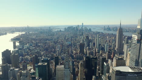 Vista-Panorámica-Aérea-De-La-Gran-Ciudad-Moderna-Rodeada-De-Ríos.-Edificios-De-Apartamentos-De-Gran-Altura-Y-Rascacielos-De-Oficinas.-Manhattan,-Ciudad-De-Nueva-York,-Estados-Unidos