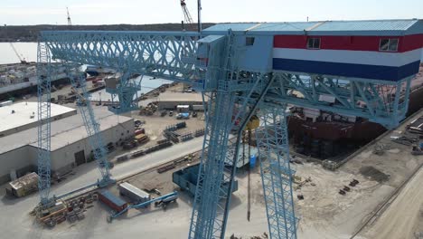 Riesenkran-Big-Blue-Auf-Der-Werft-In-Sturgeon-Bay,-Wisconsin