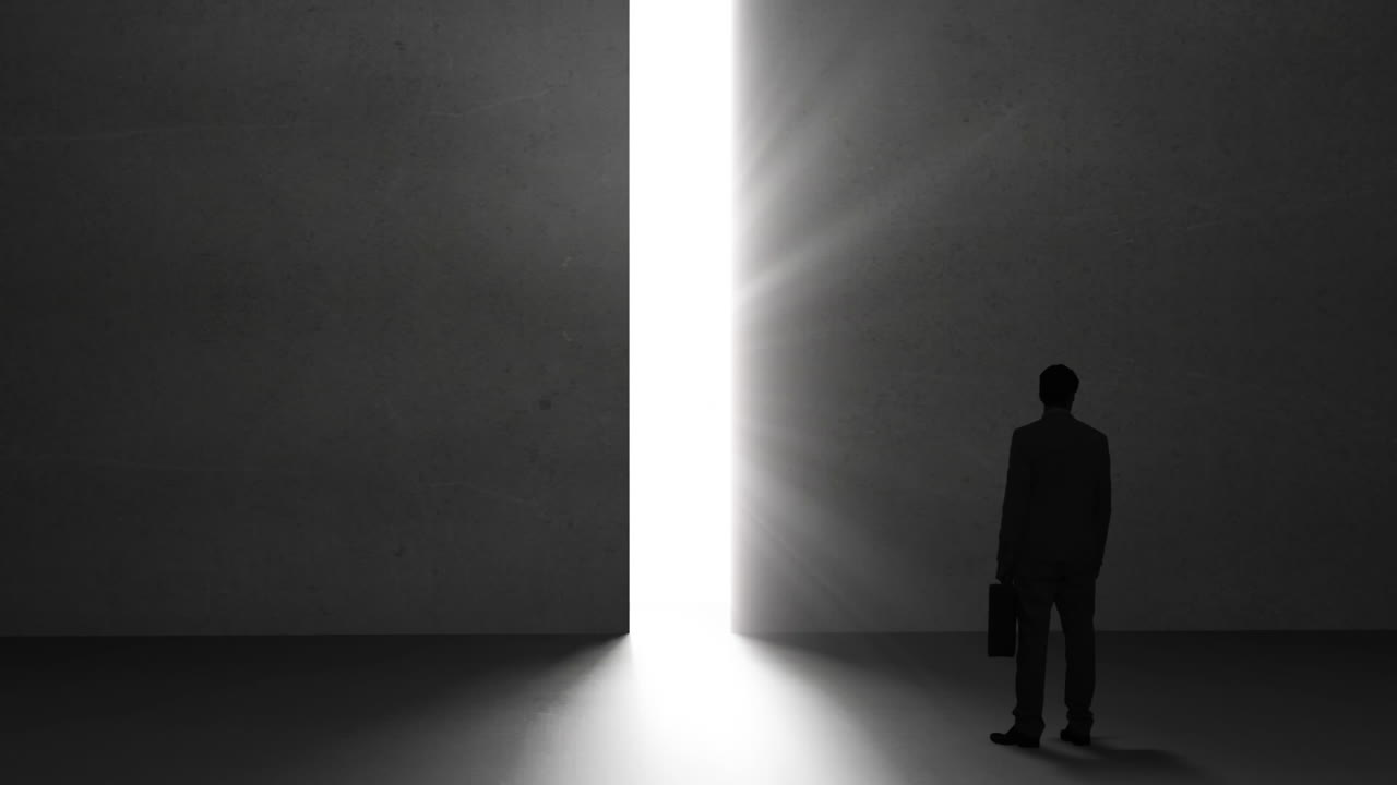 창문을 통해 빛을 비추는 사업가