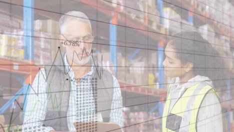 animación de gráficos financieros sobre diversas trabajadoras y trabajadores de almacén que hacen notas